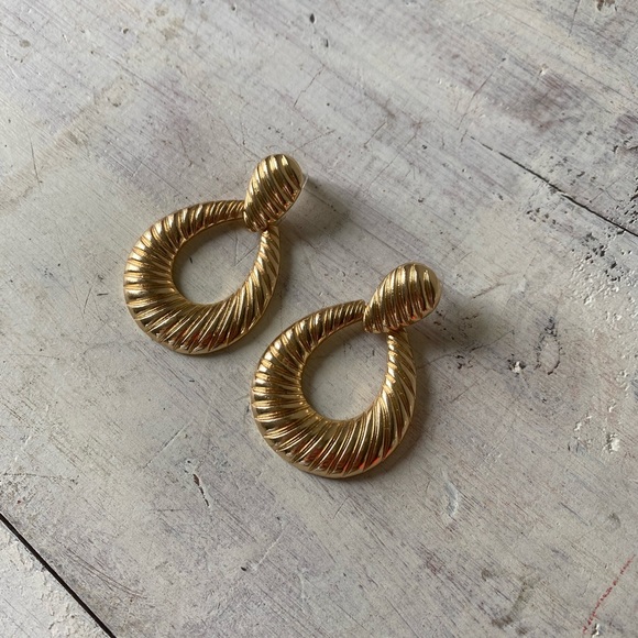 Gold Oval Hoop Detailed Earrings - Picture 14 of 16